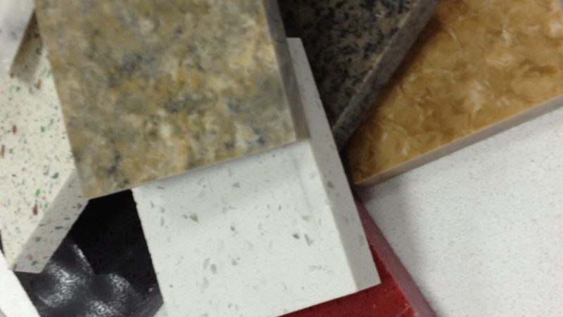 关于通体大理石瓷砖铺贴是否需要背胶，业内存在两种观点：